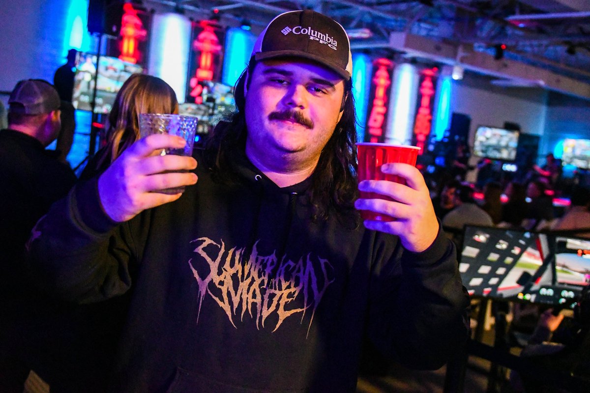 Erick_Messer's tweet photo. Cheers to @mooncarlive https://t.co/eSySrdLHP4