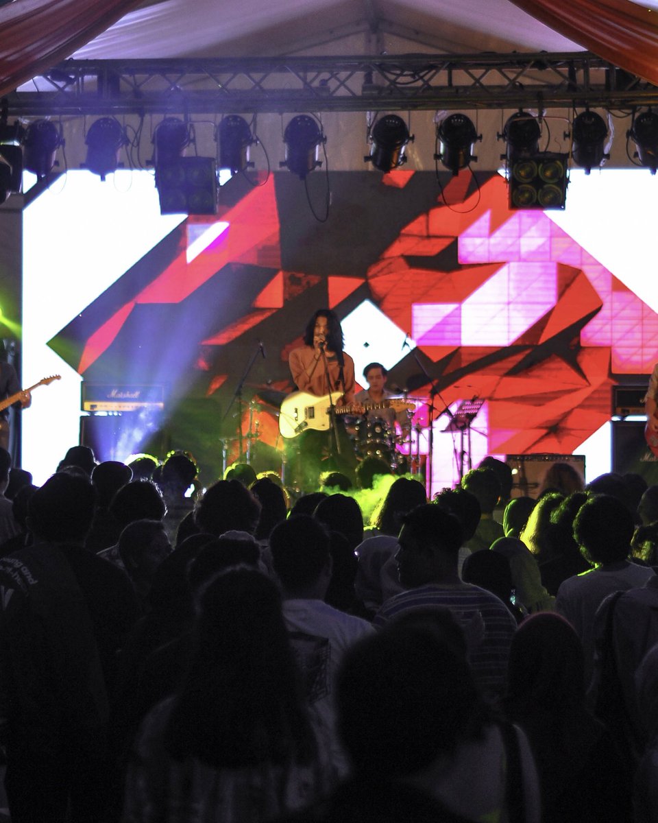 jgfzbts's tweet photo. Throwing it back for a minute. Who wants to see us back on stage? https://t.co/KXuF3bXwK3
