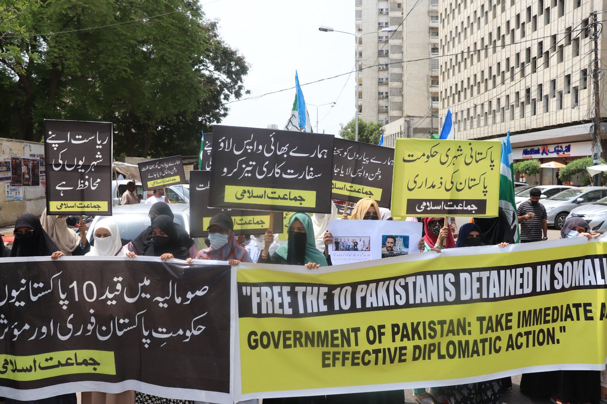 JIwomenKarachi's tweet photo. صومالی قزاقوں سے پاکستانی یرغمالیوں کی رہائی کے لیے جماعتِ اسلامی کراچی کا مظاہرہ https://t.co/wus3XZv9hd