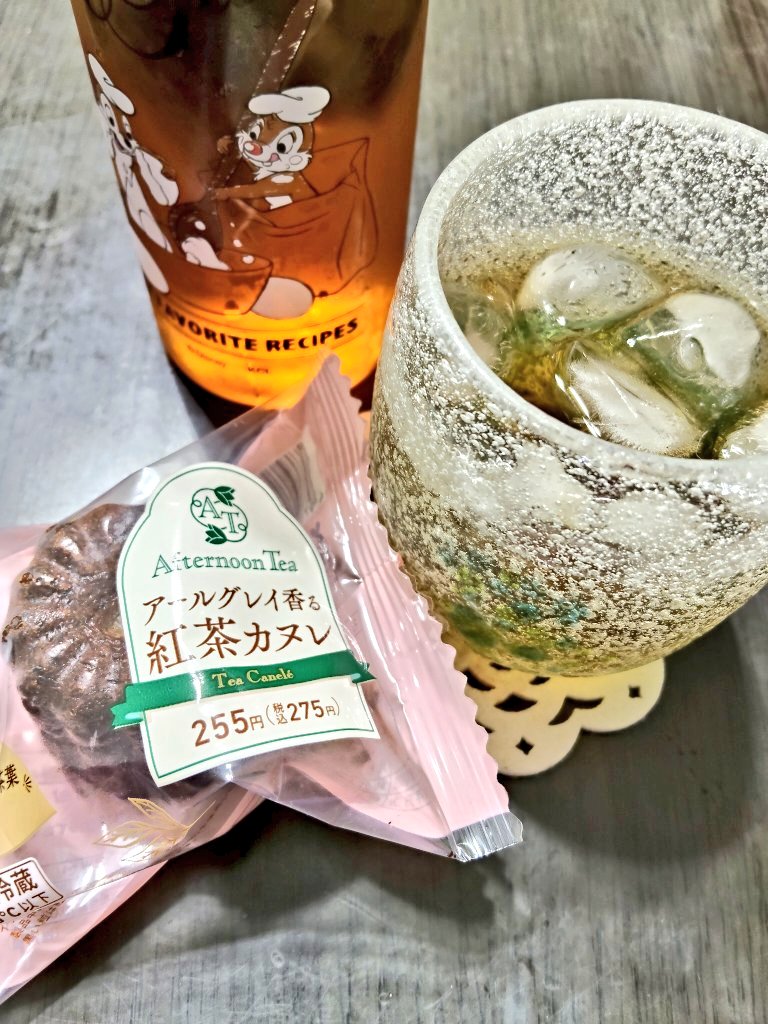 hamganii's tweet photo. ファミマ×アフタヌーンティーコラボ

ミルクティープリンが一番食べたかったけど売り切れで今日はカヌレ。

お供は　#霧ト晴レ　プラムの紅茶を水出しで。

#茶好連 https://t.co/Pi4C4N5HBp