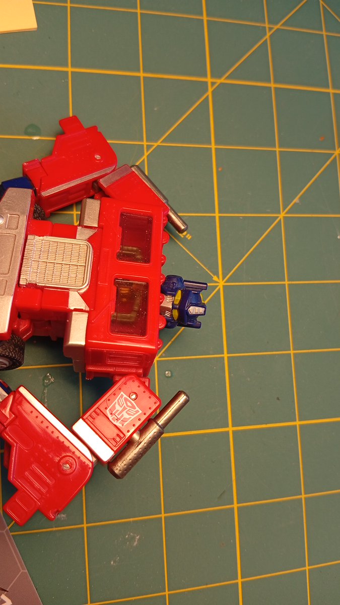 aceiteytuna's tweet photo. So I painted the smokestacks of the G1 deluxe Optimus (budget missing link) and I think they look much better now https://t.co/4Bl2pvBPqX
