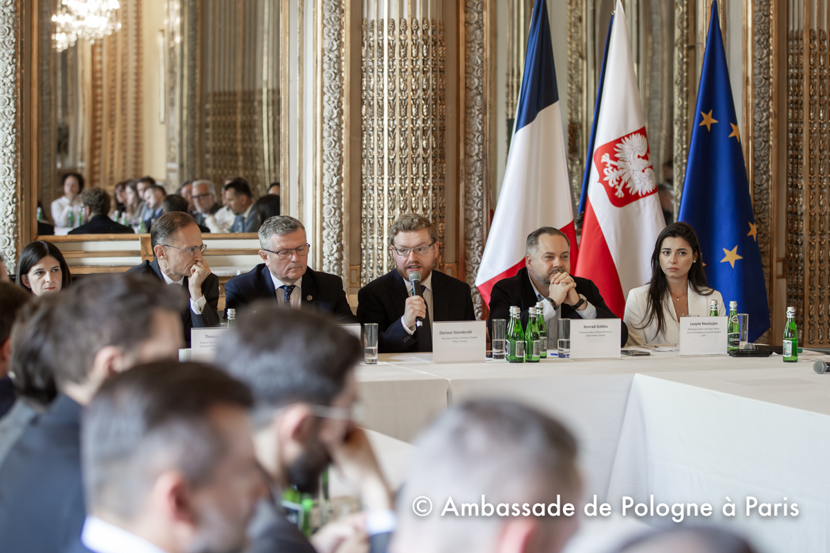 PLenFrance's tweet photo. Hier, à @PLenFrance, un dialogue 🇵🇱🇫🇷 sur les technologies numériques, a réuni des représentants des institutions publiques, privées et acteurs de l’innovation.

Une étape clé pour renforcer la coopération technologique et la compétitivité européenne. https://t.co/DB1BUL4R6P