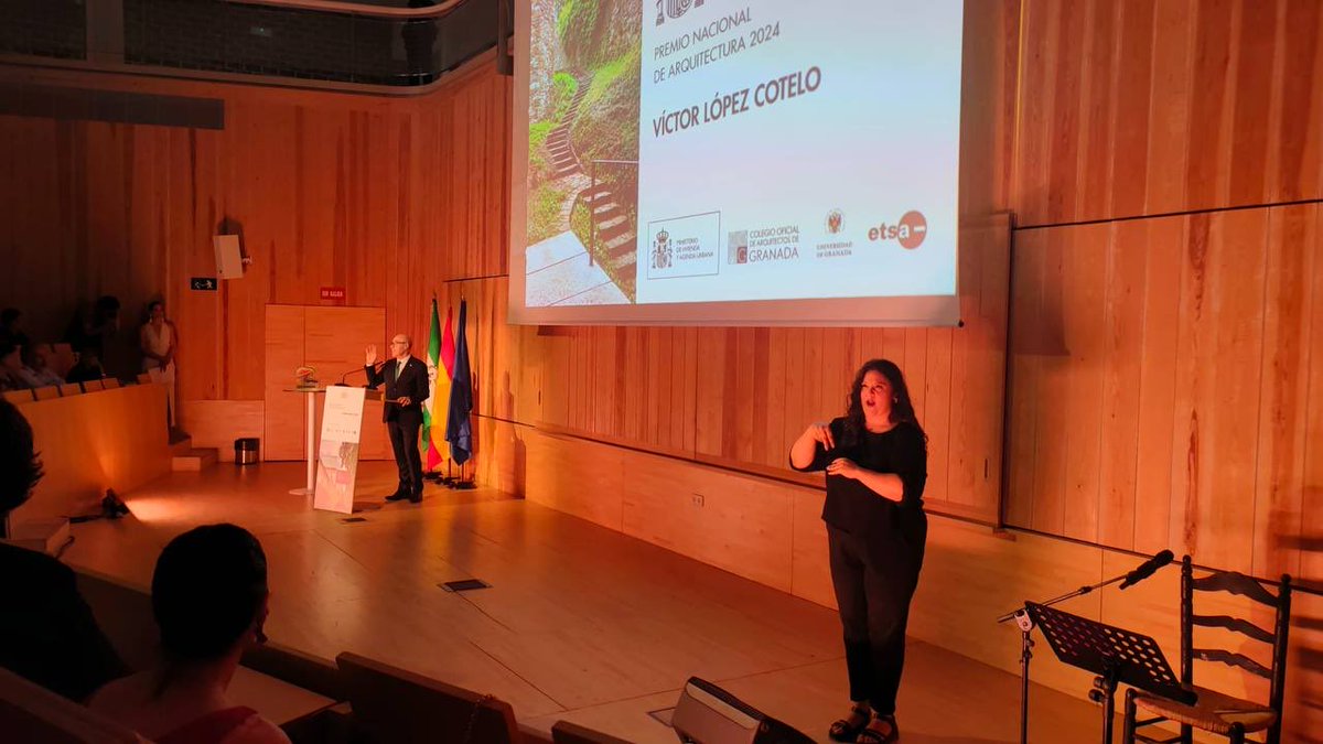 ASOGRA_'s tweet photo. El acto de entrega del Premio Nacional de Arquitectura, que contó con la presencia de la Ministra de Vivienda y Agenda Urbana @isabelrguez, fue accesible en Lengua de Signos Española.

Durante el evento, Víctor López Cotelo recibió esta distinción en reconocimiento a una trayectoria marcada por décadas de trabajo, rigor y excelencia profesional.

¡Enhorabuena!