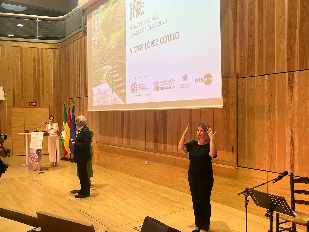 ASOGRA_'s tweet photo. El acto de entrega del Premio Nacional de Arquitectura, que contó con la presencia de la Ministra de Vivienda y Agenda Urbana @isabelrguez, fue accesible en Lengua de Signos Española.

Durante el evento, Víctor López Cotelo recibió esta distinción en reconocimiento a una trayectoria marcada por décadas de trabajo, rigor y excelencia profesional.

¡Enhorabuena!