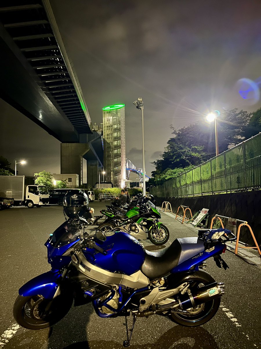 cd2x11's tweet photo. 久しぶりの若洲海浜公園！
結構バイクもいるなぁ。
飛行機の着陸コースの時間のようで空も賑やか！
さて、ここからは上に乗ってまったり帰ります。

明日は朝早く起きれたら箱根方面行きたいなぁ。 https://t.co/h75YUfwYMP