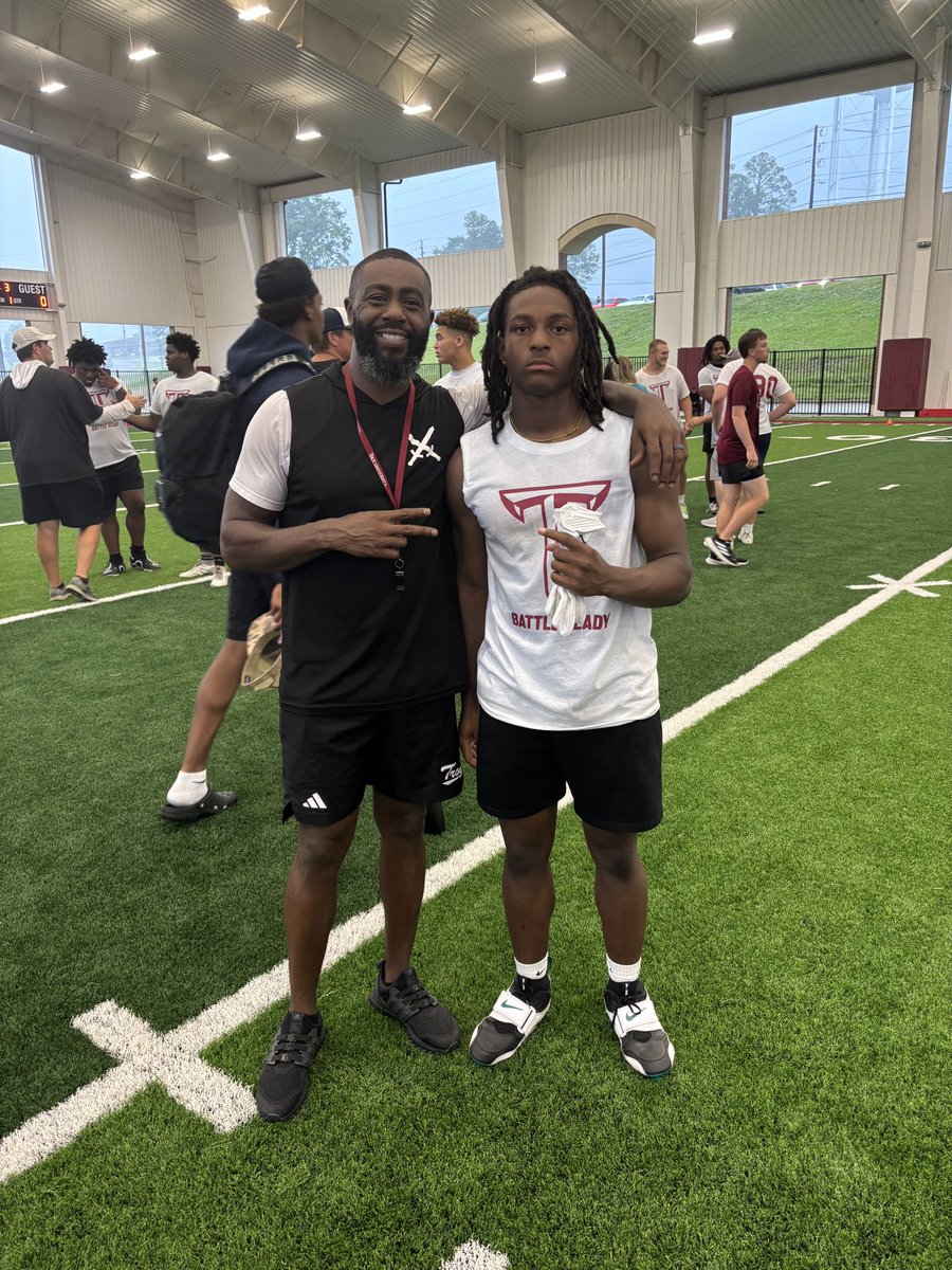 beastmoddde's tweet photo. Working all summer ! Thanks for the opportunity @TroyRecruiting 

@joe_discher @CoachBoyette @CoachRaw_ @Bronco_Ftball @NighbertChad @GeradParker1 @CoachWright37 https://t.co/ha7EGj3BvW