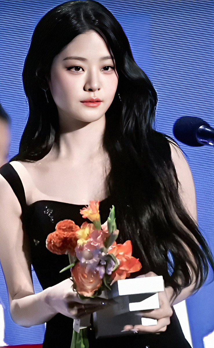 Amore_1026's tweet photo. Subin's appearance when she attended and won  the "Best Newcomer" at the Global OTT  Awards night last year, 2025.  So Pretty! ✨💛😘 https://t.co/kPOliYqxJE