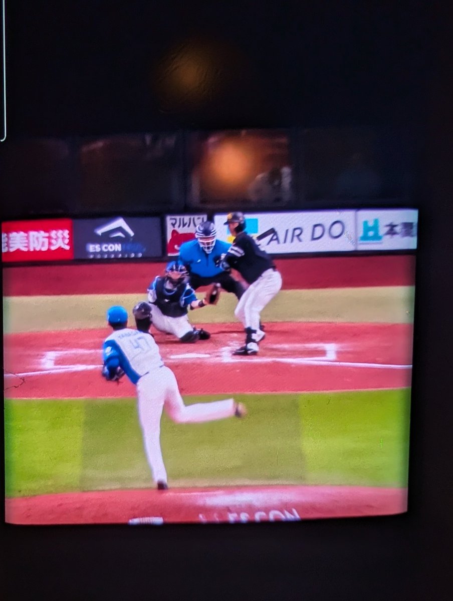SI___1226's tweet photo. @muQt6waOsbfb1Nq @nishispo_hawks 私が見てたやつだとストライク……入ってないように見えるんですよね。TVだと違うのかもしれませんが……ベースボールライブで見てまして解説の鶴岡さんも『今のよくとってくれましたね』と言ってたので……
まぁかすってるとか言われたら納得するしかないんですけど…ABSチャレンジは必要だと思います https://t.co/XnHb0Y5Tuo