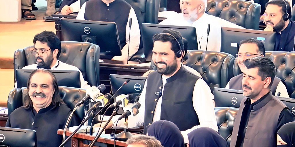 Haidersaeedpti1's tweet photo. عشقِ عمرانی میں مرنے کے دعوے کرنے والا آج اپنی کرسی بچانے کے لیے بجٹ بھی پیش کر بیٹھا۔۔۔۔ https://t.co/38oKs3J0bA