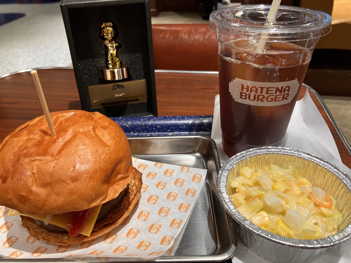 hamuko11029's tweet photo. HATENA BURGER🍔
自分好みにカスタマイズできるハンバーガー屋さん
カスタムロボくらいにカスタムする面白さがあるかも(？)
初めは王道で…と思いビーフパティ・オニオン・チェダーチーズ・トマト・ケチャップで📝
姫川先生デザインのステンドグラスのすぐ近くで、
美味しいハンバーガー食べて幸せ🐖 https://t.co/A6i9rYgcbX