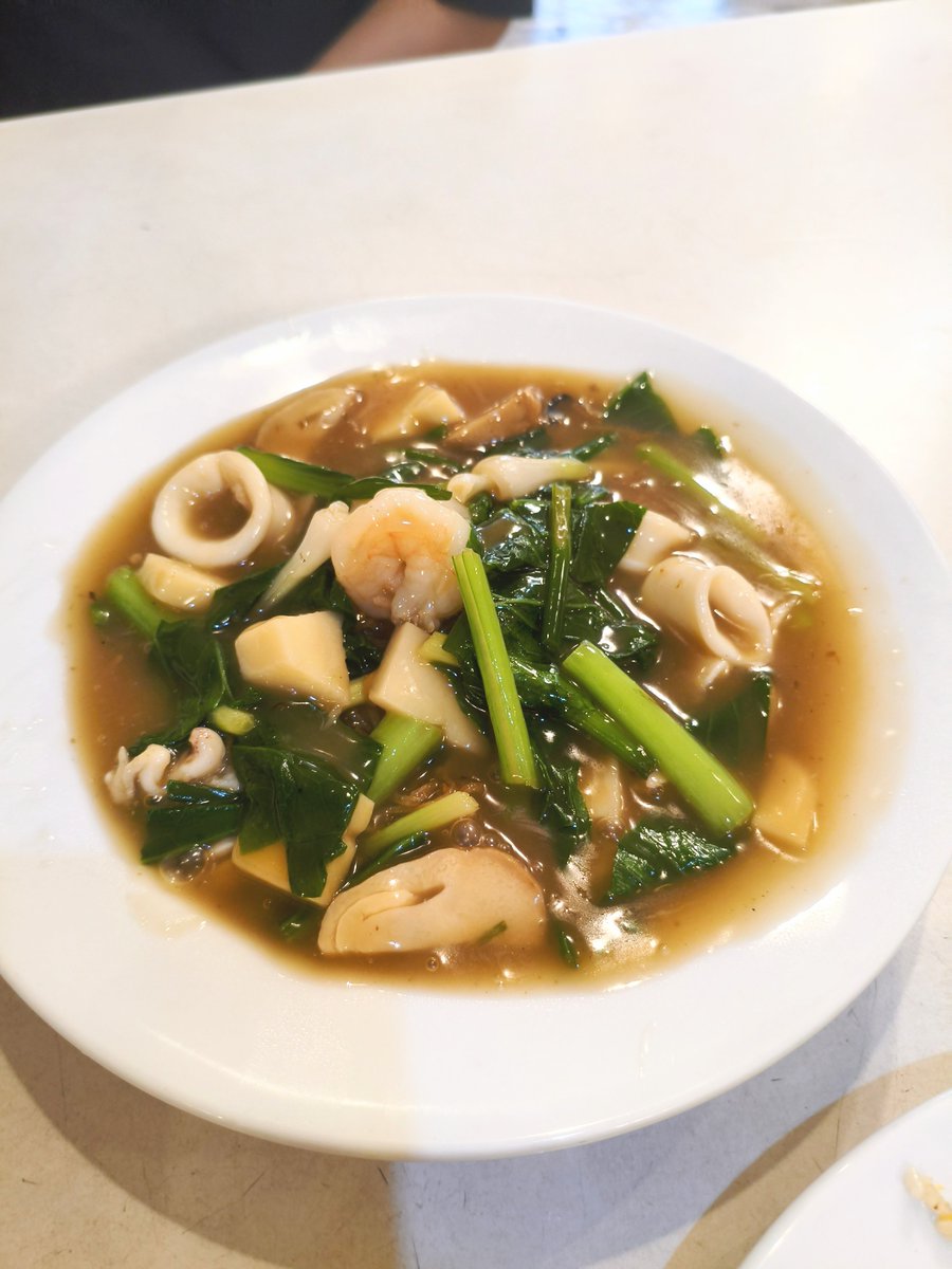 sheeta_ja's tweet photo. 🇲🇾マレーシア滞在日記375日目(バンコク編)
再訪問の中華料理店へ

叉焼炒飯
海鮮あんかけそば

叉焼を炒飯に入れて🙏🏻とおじちゃんに頼んだら最初ノーって言ってたけどやってくれた😭♥️
潮州料理は炒飯に叉焼を入れないらしい👀
叉焼炒飯美味しかったけど前回食べた鳥炒飯の方が美味しかった🤣 https://t.co/xecoTsPsP8