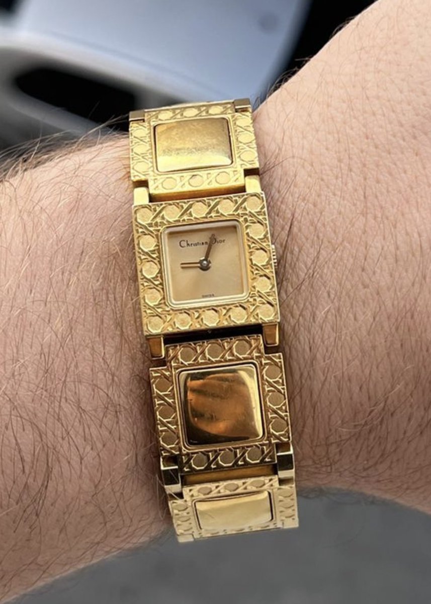 watchlubtrmod's tweet photo. Hayatımızda ki değerli insanlara özel 
Christian dior kadın saati
Çıkarabilir bakla parçaları ile adeta koleksiyon ürünü 
Dileyen ince bir deri kordonla kullanabilir erkeklerde takabilir
Kolunda ham altın hissini isteyenlere
Yd fiyatı 1000 dolar civarı 
Full Orjinal ne yapalım ezelim mi bunu da