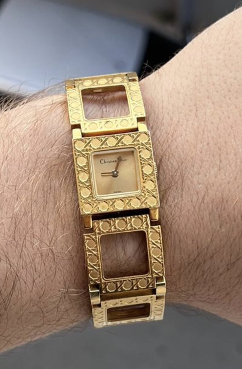 watchlubtrmod's tweet photo. Hayatımızda ki değerli insanlara özel 
Christian dior kadın saati
Çıkarabilir bakla parçaları ile adeta koleksiyon ürünü 
Dileyen ince bir deri kordonla kullanabilir erkeklerde takabilir
Kolunda ham altın hissini isteyenlere
Yd fiyatı 1000 dolar civarı 
Full Orjinal ne yapalım ezelim mi bunu da