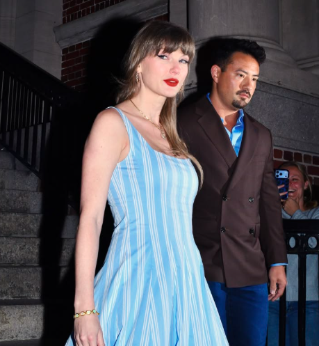 AboutMusicYT's tweet photo. Taylor Swift is the best selling western artist digitally and most streamed western artist in China. https://t.co/5VswrxFmak