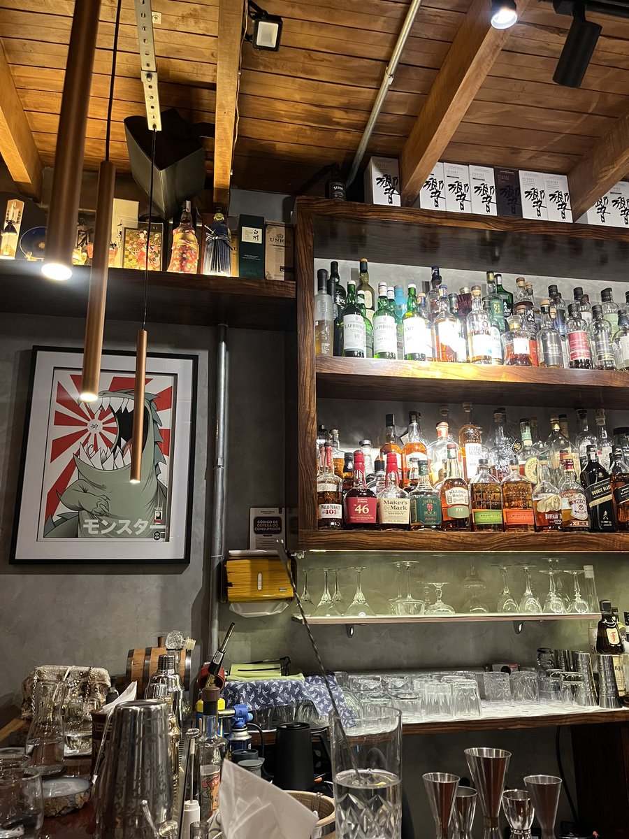 mtquerida24k's tweet photo. fui em uma coqueteleria japonesa ontem muito legal o dono fazia os drinks sob medida p cada cliente a partir dos seus gostos pessoais (pedi citricos e doces), experiencia chocante ancestral nipônica milenar 🎌 https://t.co/pJUcvKzdUY