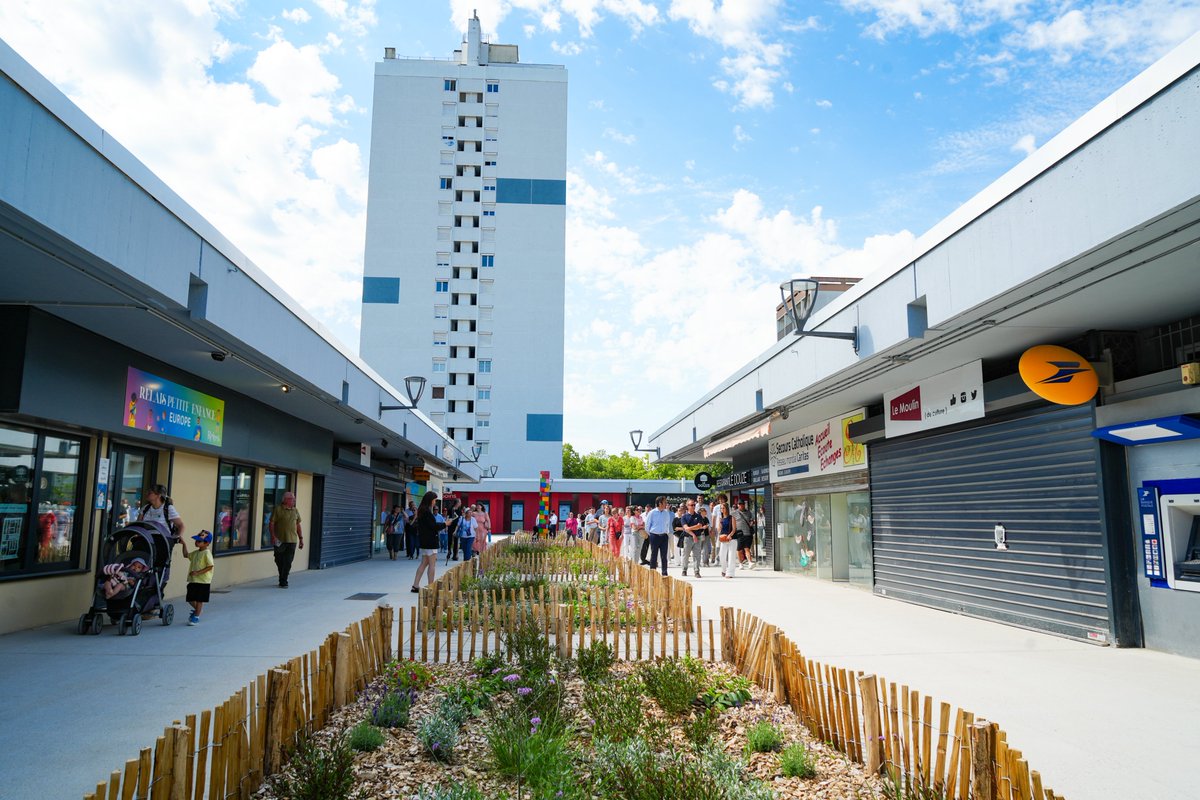 VilledeReims's tweet photo. L'occasion également de #visiter la #place Jean Moulin, dont la partie haute est finalisée, tandis que les travaux se poursuivent sur la partie basse, qui viendra prochainement compléter cet #aménagement. https://t.co/AAGSJK5hyk