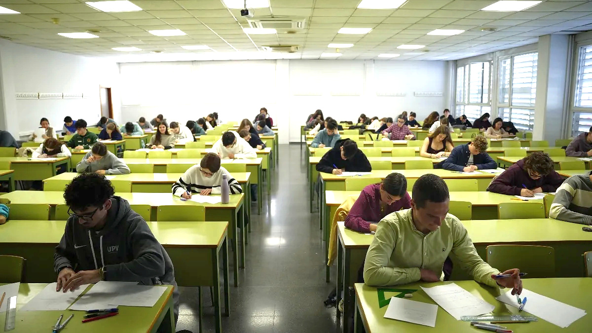 Takis1X2's tweet photo. ✍️ ¡El teclado ha lobotomizado a una generación entera sin que nadie lo llore! #Escritura #Educación #Tecnología

El 35% de los jóvenes ya no escribe a mano en su tiempo libre. No es una estadística inocente: es la autopsia de una civilización que ha cambiado el trazo por el toque, la reflexión por el impulso y la memoria por la nube. Escribir a mano activa más áreas cerebrales que teclear, consolida el aprendizaje, forja la paciencia cognitiva y entrena la capacidad de diferir la gratificación, esa virtud que distingue a quienes construyen del resto que simplemente consume. Cuando una generación abandona ese ejercicio, no pierde sólo una destreza motriz; pierde la arquitectura mental que sostiene el pensamiento profundo.

Nadie ha obligado a los jóvenes a renunciar al papel a punta de pistola, pero el ecosistema digital ha sido tan seductor, tan inmediato y tan absolutamente omnipresente que la elección libre ha quedado reducida a una ilusión. El mercado ofrece herramientas extraordinarias, y eso es legítimo; el problema surge cuando la escuela, en lugar de equilibrar ese torrente con disciplina intelectual, se rinde ante la pantalla como si fuera un progreso inevitable. Educar no es seguir modas; es transmitir con rigor las herramientas que forjan mentes capaces de pensar, crear y resistir la manipulación del entorno.

▷ Fuente informativa: https://t.co/Pp7ewZ42dt

#Cerebro #Jóvenes #Aprendizaje #Escritura #Cultura #Digitalización #Pensamiento