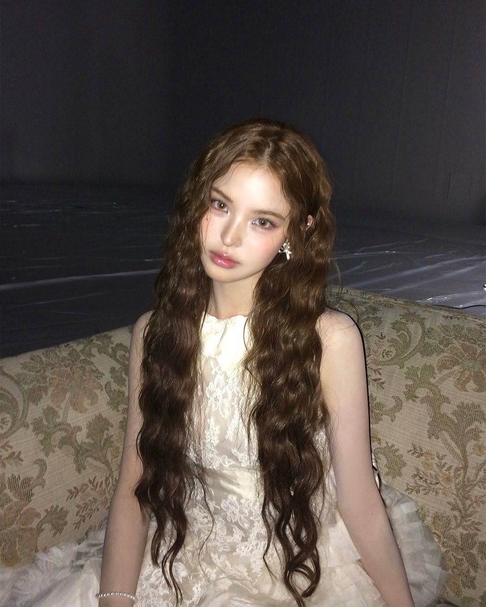 tominryus's tweet photo. the curls look so good on her omg https://t.co/2XxgtikQmU
