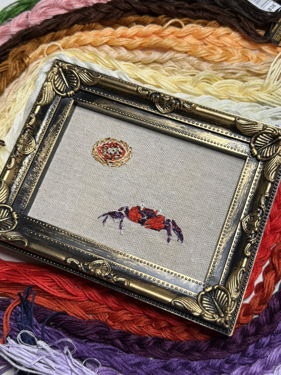 pukuri_emb's tweet photo. パンクな雰囲気のピザを合わせて、レッドデビルクラブ完成です🦀😈

使った糸は計19色でした🧵💕

@kanikani_833 さん、素敵リクエストありがとうございました🦀𓂃💖

 #カニ  #レッドデビルクラブ  #いきもの刺繍  #ハンドメイド https://t.co/SgylCSvDsO
