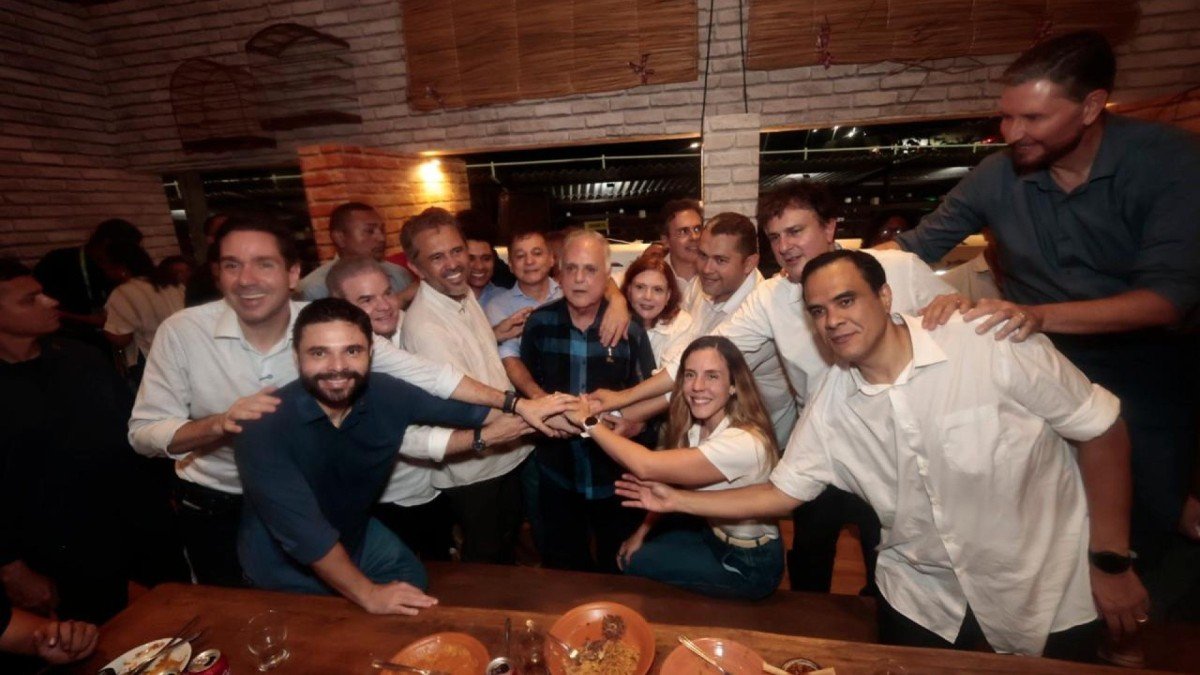 opovo's tweet photo. Após Ciro, Elmano e Camilo são recebidos por Roberto Pessoa no São João de Maracanaú     

Leia mais em: https://t.co/sf69zD3kZI 

Ao lado do ministro do Turismo Gustavo Feliciano e do senador Camilo Santana, governador visitou evento e foi recebido pelo prefeito Roberto Pessoa https://t.co/riqp2DR5SU
