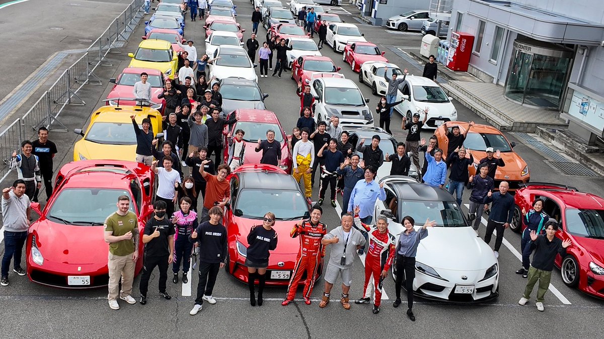 MAXORIDOMANABU's tweet photo. 富士スピードウェイの本コースをMAX織戸と走ってみないか？
サーキット初心者のための走行会｜2026年8月7日（金）

「いつか、サーキットを走ってみたい」
その一歩を、富士のメインストレートから。

本来は5月に予定していた走行会。
悪天候のため延期となり、開催日を改めました。

振替の方はもちろん、はじめましての方も、
ぜひ日程を合わせてご参加ください。

富士スピードウェイ、走ったことがない。
そもそもサーキットなんて、まだ一度も
そんなあなたにこそ、来てほしい一日です。

走り出す前には、MAX織戸による座学。
ルールやマナー、走り方のポイントまで、
ひとつずつ丁寧にレクチャーします。
だから、はじめてでも安心です。

車は、なんでも構いません。
チューニングされた一台でなくても、
いつもの普段乗りの車で、どうぞ。

富士のメインストレートで、思いきりアクセルを踏み込む
あの瞬間の高揚は、きっと一生、忘れられない。

最初の完熟走行は、同乗者の方もご一緒にコースへ。
助手席から味わう富士もまた、まぎれもない非日常です。

さあ、今年も
走ることを、思いきり楽しもう！

過去の走行会動画はこちらから
https://t.co/IzP4l9fGeVプレビュー
https://t.co/T2YBN5PSA7プレビュー

参加申し込み方法、料金等は下記をご覧ください
皆さんの参加をお待ちしています。

------------------------------

日時　2026年8月7日（金）

富士スピードウェイ　本コース

【募集台数】60台

【参加費用】
MyGarage事前決済・・・26,500円
当日決済・・・27,500円
※計測器込み
※サーキット保険代別途1000円必要
※富士スピードウェイライセンスをお持ちの方はサーキット保険はかかりません

その他詳細は下記をご確認ください
https://t.co/iKNm5uVXjW

お問い合わせは下記までお願いします。

オリドパラダイス
メール：info@autoage.jp
電　話：045-620-9378
担　当：山村

・イベント詳細webサイト
https://t.co/iKNm5uVXjW

・マイガレージからのエントリーはこちらから
（アプリに既に登録いただいている方）
https://t.co/yAhizYFfyO
