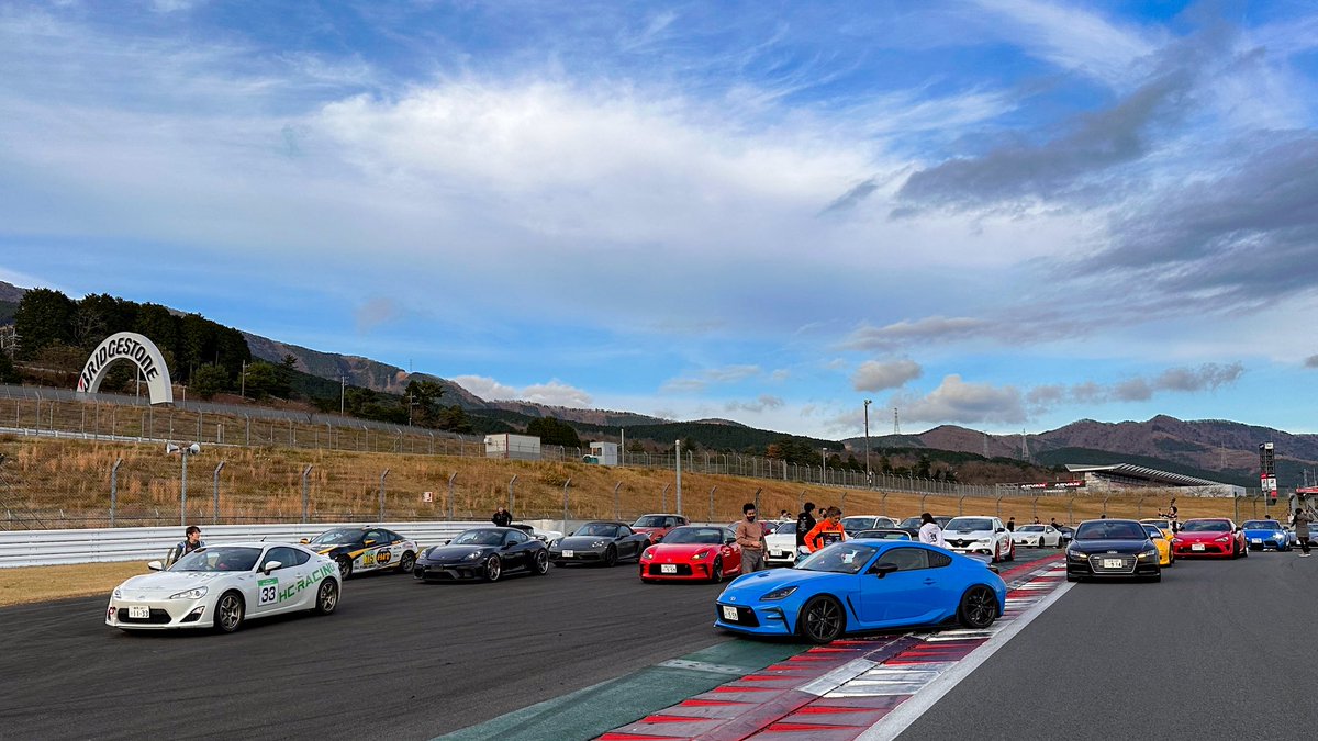 MAXORIDOMANABU's tweet photo. 富士スピードウェイの本コースをMAX織戸と走ってみないか？
サーキット初心者のための走行会｜2026年8月7日（金）

「いつか、サーキットを走ってみたい」
その一歩を、富士のメインストレートから。

本来は5月に予定していた走行会。
悪天候のため延期となり、開催日を改めました。

振替の方はもちろん、はじめましての方も、
ぜひ日程を合わせてご参加ください。

富士スピードウェイ、走ったことがない。
そもそもサーキットなんて、まだ一度も
そんなあなたにこそ、来てほしい一日です。

走り出す前には、MAX織戸による座学。
ルールやマナー、走り方のポイントまで、
ひとつずつ丁寧にレクチャーします。
だから、はじめてでも安心です。

車は、なんでも構いません。
チューニングされた一台でなくても、
いつもの普段乗りの車で、どうぞ。

富士のメインストレートで、思いきりアクセルを踏み込む
あの瞬間の高揚は、きっと一生、忘れられない。

最初の完熟走行は、同乗者の方もご一緒にコースへ。
助手席から味わう富士もまた、まぎれもない非日常です。

さあ、今年も
走ることを、思いきり楽しもう！

過去の走行会動画はこちらから
https://t.co/IzP4l9fGeVプレビュー
https://t.co/T2YBN5PSA7プレビュー

参加申し込み方法、料金等は下記をご覧ください
皆さんの参加をお待ちしています。

------------------------------

日時　2026年8月7日（金）

富士スピードウェイ　本コース

【募集台数】60台

【参加費用】
MyGarage事前決済・・・26,500円
当日決済・・・27,500円
※計測器込み
※サーキット保険代別途1000円必要
※富士スピードウェイライセンスをお持ちの方はサーキット保険はかかりません

その他詳細は下記をご確認ください
https://t.co/iKNm5uVXjW

お問い合わせは下記までお願いします。

オリドパラダイス
メール：info@autoage.jp
電　話：045-620-9378
担　当：山村

・イベント詳細webサイト
https://t.co/iKNm5uVXjW

・マイガレージからのエントリーはこちらから
（アプリに既に登録いただいている方）
https://t.co/yAhizYFfyO