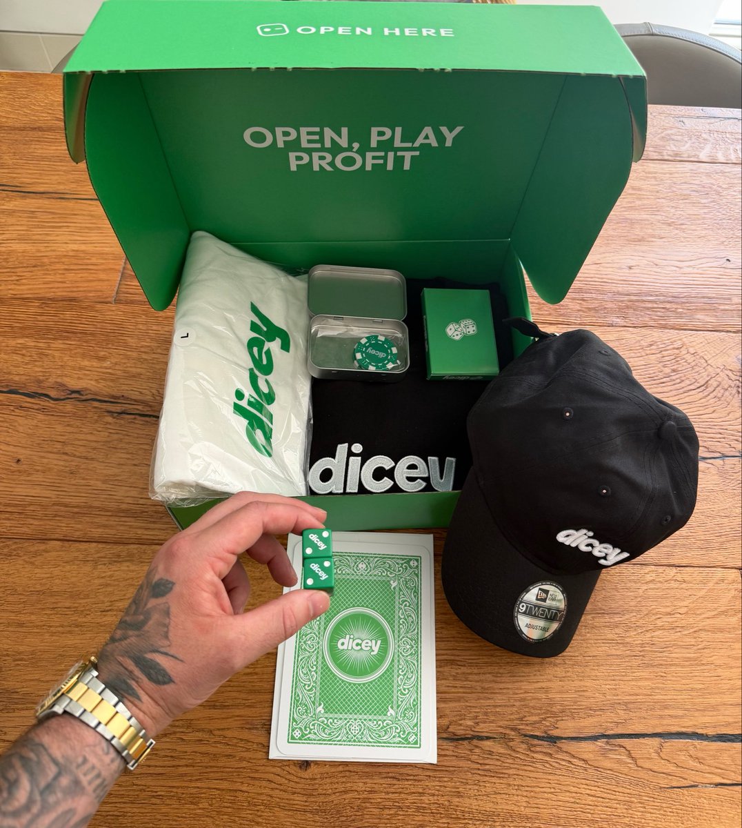 WalkerHebborn's tweet photo. Best merch drop I’ve had in a LONG time. 

@DiceyHQ do it best..

Custom dice is next level! https://t.co/nFoVcmugUj