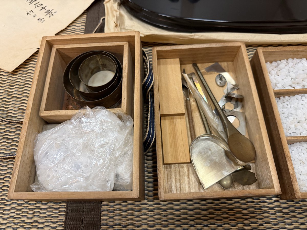 細川流盆石　お道具セット　砂はつきません　本がつきます 以前手に入れた細川流盆石の道具一式 盆石は塗り盆の上に石と白砂を