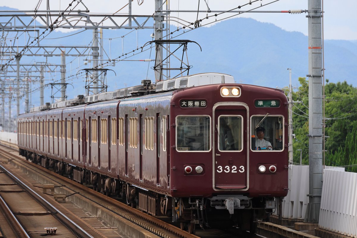 koka_ninja's tweet photo. 嵐山線6300系よりも先に落ちると思ってた阪急3300系ラストの3323F、本日のところは元気に運用してました。
串パン、上スカでも、撮れたからヨシ！ https://t.co/BwGl4pUnQg