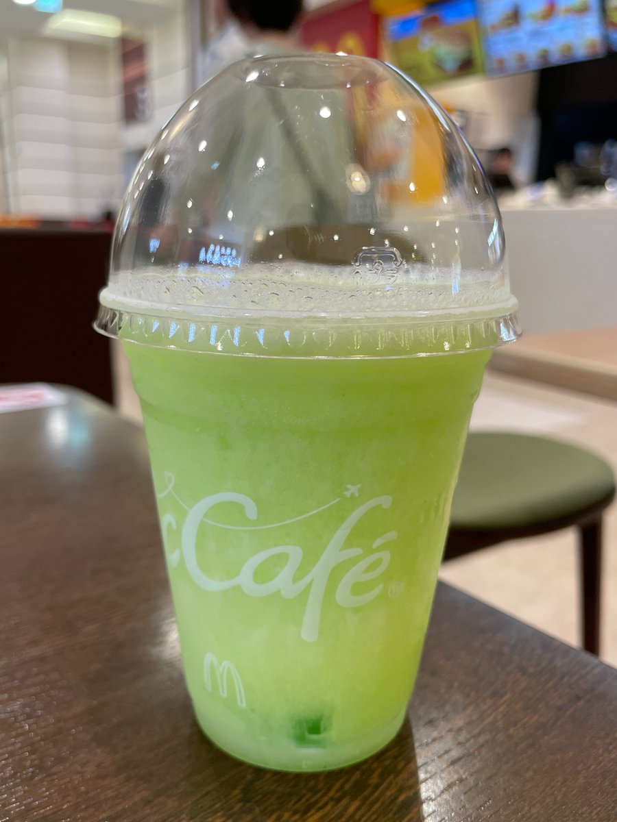 mikuru0929's tweet photo. 『マクドナルド』の期間限定メニュー“マスカットスムージー”を注文☝️

糖度高めのマスカット味。ぷるぷるなゼリーを口にするとスイーツな感じにも🌈

見た目は、キレイな緑で爽やか💚 初夏にぴったりの色合いです🎐

#マクドナルド
#マスカットスムージー
#マックカフェ https://t.co/crDD4VSoJK