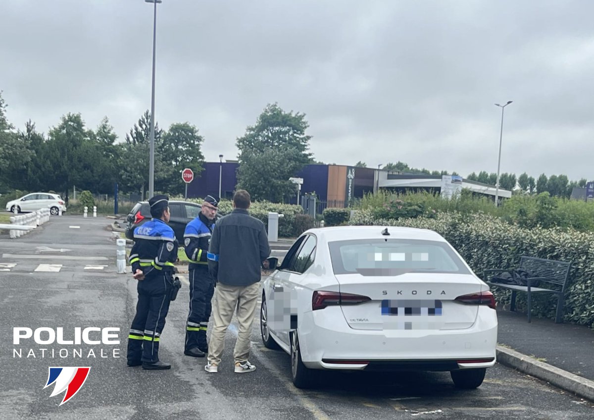 PoliceNat76's tweet photo. #SécuritéRoutière | Avec l'appui de la #DEETS, mardi dernier, opération de contrôle à l’Hôpital Privé de l’Estuaire #LeHavre 👉 garantir votre sécurité et veiller à la conformité des transports qui vous prennent en charge au quotidien. https://t.co/u5ELEEnOTj