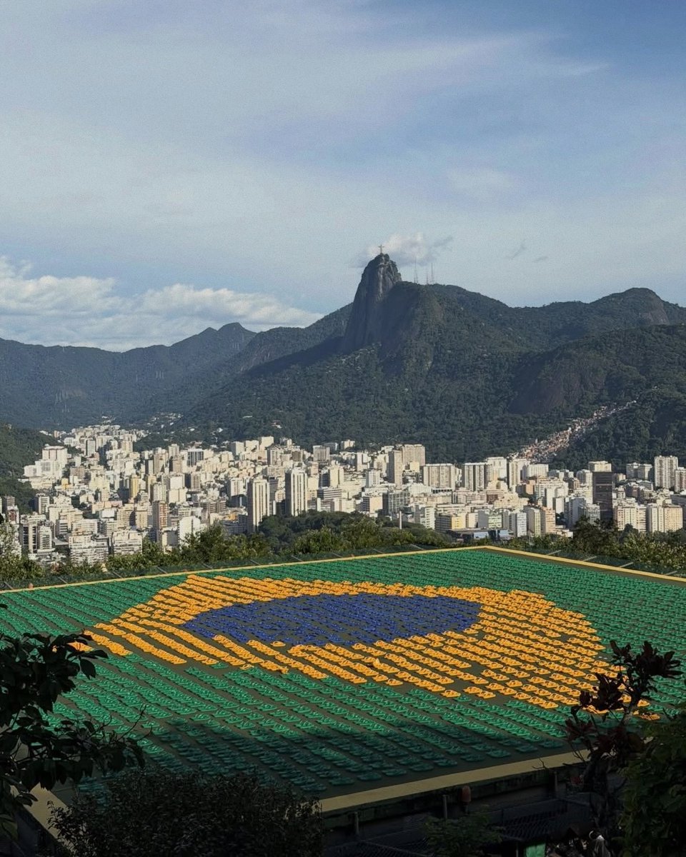 _PointDePenalty's tweet photo. La marque Havaianas a reproduit le drapeau du Brésil avec 4500 paires de tongs pour la Coupe du monde 🇧🇷 https://t.co/STUCEneP4u