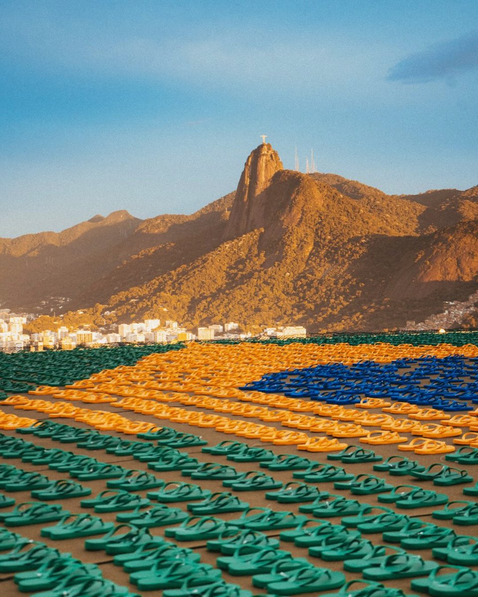 _PointDePenalty's tweet photo. La marque Havaianas a reproduit le drapeau du Brésil avec 4500 paires de tongs pour la Coupe du monde 🇧🇷 https://t.co/STUCEneP4u
