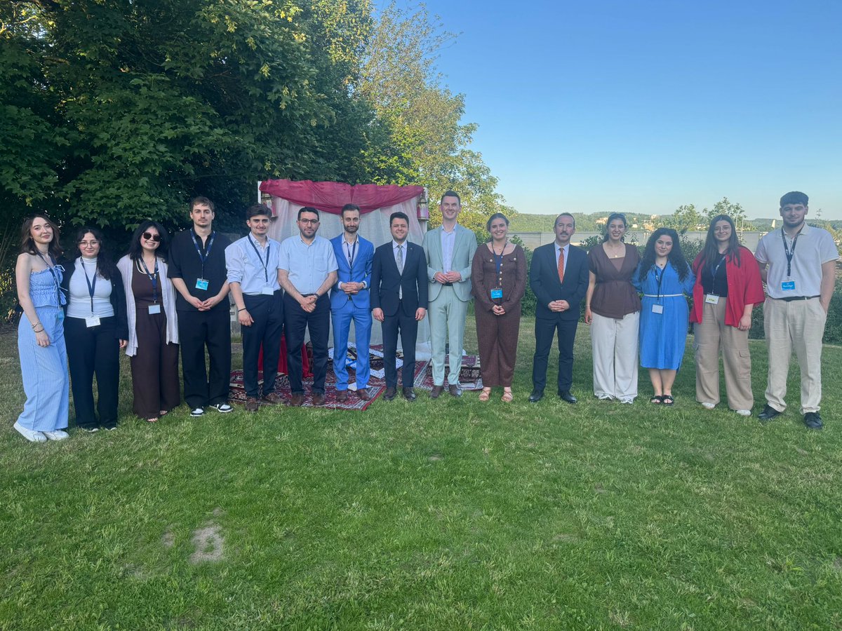 EssenEA_'s tweet photo. Eğitim Ataşesi Sabri YOLCU, Muavin Konsolos Hasan BAŞTAŞ ile birlikte Siegen Üniversitesi Türk Öğrenciler Derneği tarafından düzenlenen Yaz Kültür Festivali’ne katılım sağlamıştır.
@tcmeb @mebyyegm @mebabdigm @TC_EssenBK https://t.co/8104GlnhWE