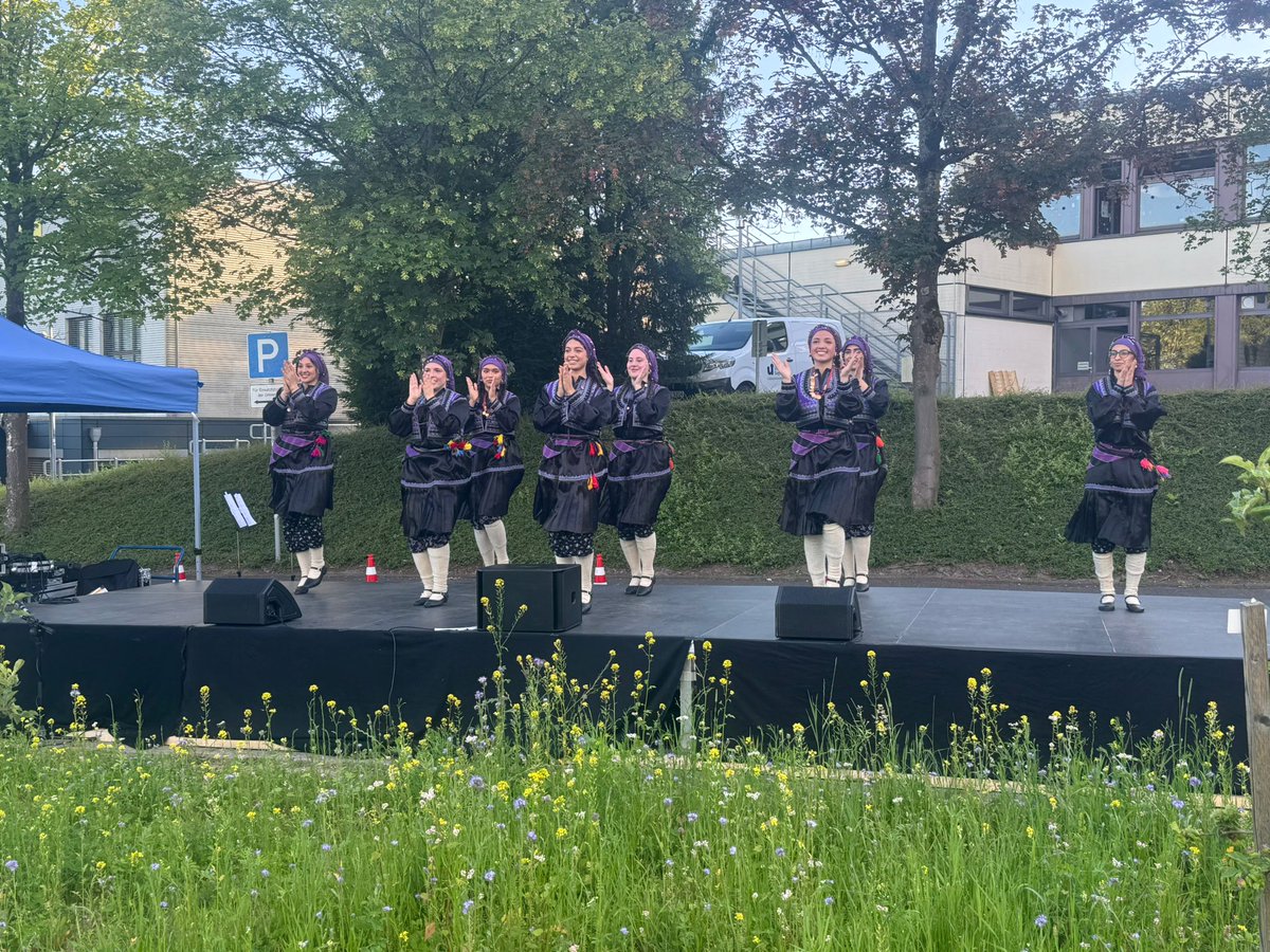 EssenEA_'s tweet photo. Eğitim Ataşesi Sabri YOLCU, Muavin Konsolos Hasan BAŞTAŞ ile birlikte Siegen Üniversitesi Türk Öğrenciler Derneği tarafından düzenlenen Yaz Kültür Festivali’ne katılım sağlamıştır.
@tcmeb @mebyyegm @mebabdigm @TC_EssenBK https://t.co/8104GlnhWE