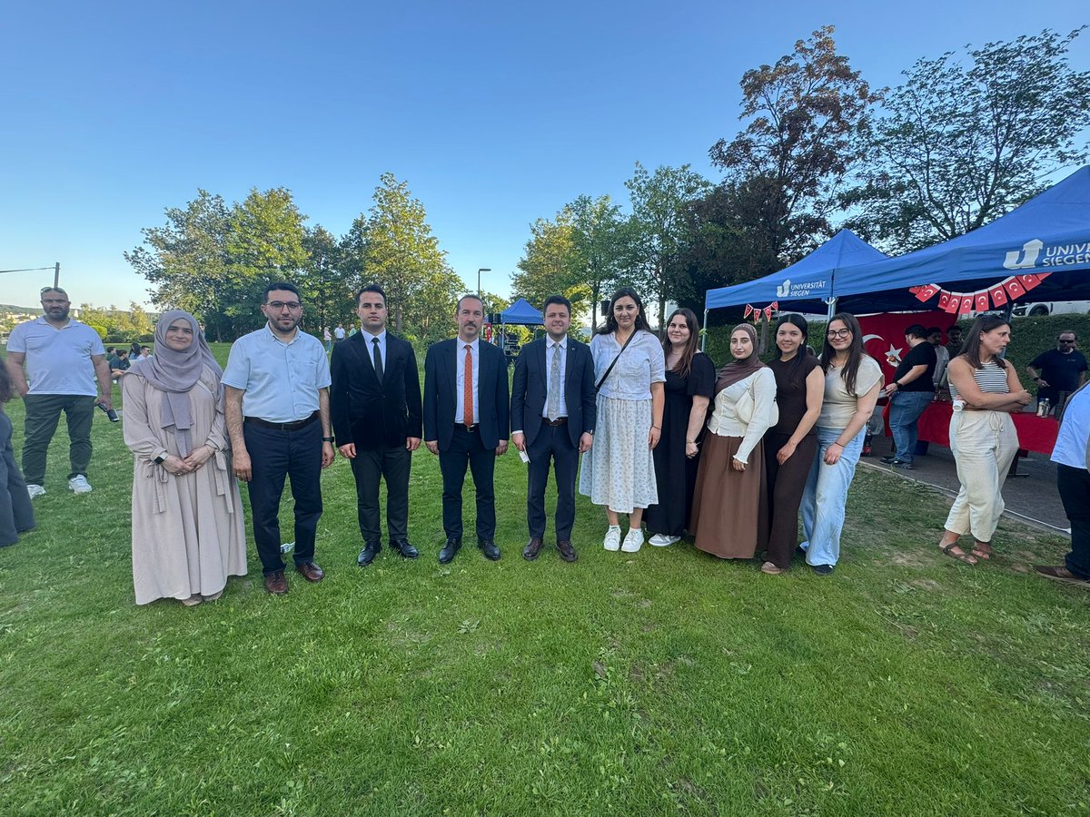 EssenEA_'s tweet photo. Eğitim Ataşesi Sabri YOLCU, Muavin Konsolos Hasan BAŞTAŞ ile birlikte Siegen Üniversitesi Türk Öğrenciler Derneği tarafından düzenlenen Yaz Kültür Festivali’ne katılım sağlamıştır.
@tcmeb @mebyyegm @mebabdigm @TC_EssenBK https://t.co/8104GlnhWE