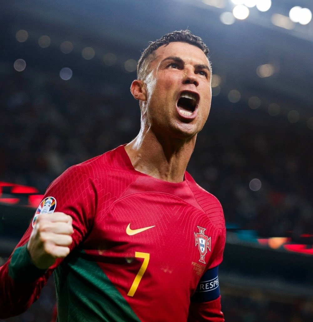 abo_aljuri07's tweet photo. @selecaoportugal @B_Fernandes8 You're great at many times, we all agree on that.
But❗️
You're a player who sows hatred towards a legendary star. Your heart is filled with jealousy and resentment. https://t.co/L6yUmt2Nm0