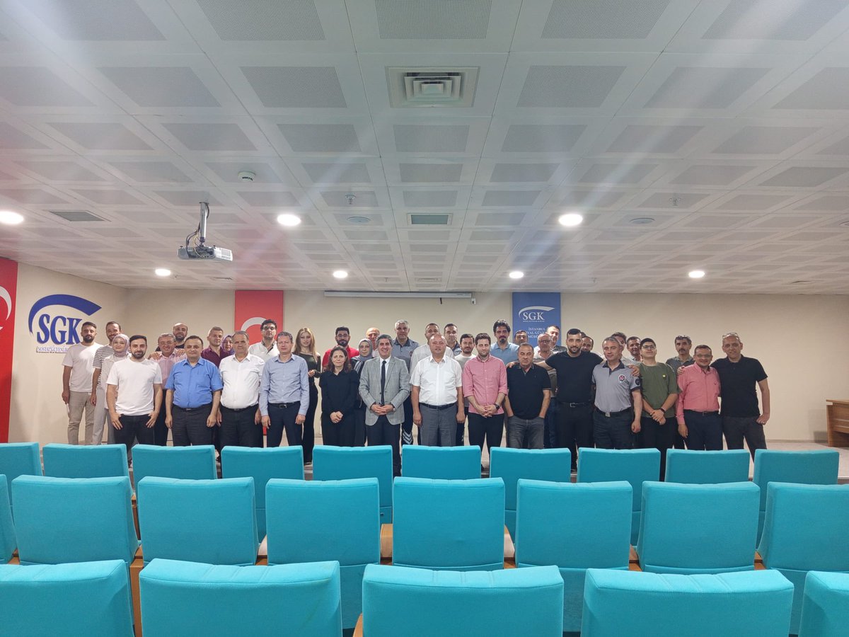 fatih_sgm's tweet photo. Babalar Günü vesilesiyle kurumumuzda sevgi ve samimiyet dolu bir program gerçekleştirdik.
Babalarımızın hepimizin hayatlarına kattıkları değerler için teşekkür ederim.
#ÇSGB #SGK 
#BabalarGünü
#ÇalışanlarımızınDaimaYanındayız #MutluMemurMutluVatandaş https://t.co/srffdT93If