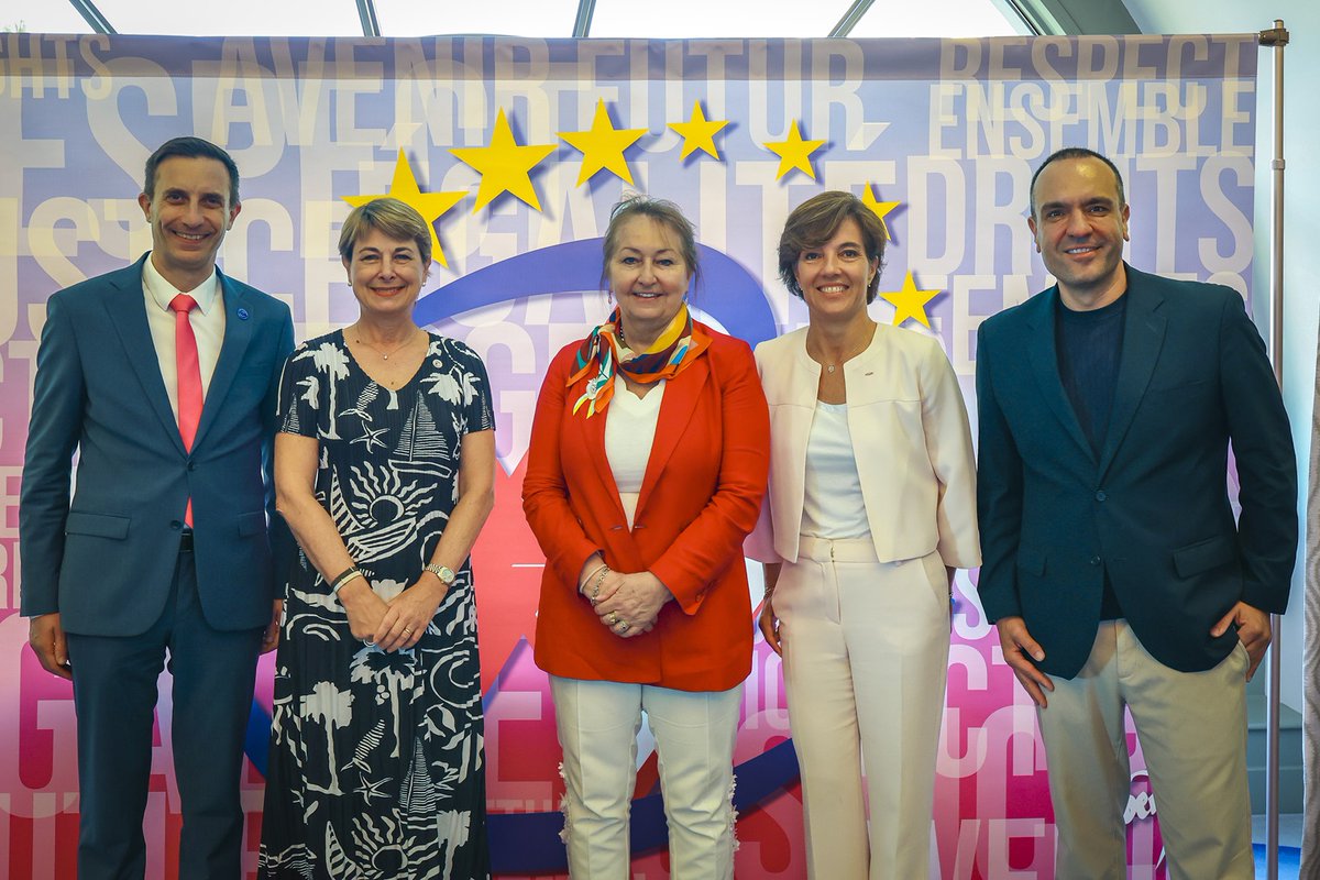 GvtMonaco's tweet photo. Un événement consacré à l’égalité entre les femmes et les hommes dans la vie politique et institutionnelle

À l’occasion de la réunion du Bureau du Congrès des Pouvoirs Locaux et Régionaux du Conseil de l’Europe, accueillie à Monaco le 18 juin, le Comité pour la promotion et la protection des droits des femmes a organisé un événement consacré à l’égalité entre les femmes et les hommes dans la vie politique et institutionnelle monégasque le 19 juin.

La matinée était ouverte par @IBerroAmadei, Conseiller de Gouvernement-Ministre des Relations Extérieures et de la Coopération et Présidente du Comité pour la promotion et la protection des droits des femmes, qui a rappelé son attachement à la protection des droits des femmes et à la lutte contre toutes les formes de violences à leur égard.

Puis, une table ronde intitulée « La place des femmes dans la vie politique et institutionnelle monégasque » a été l’occasion de donner la parole à :

• Céline Caron-Dagioni, Conseiller de Gouvernement-Ministre de l’Équipement, de l’Environnement et de l’Urbanisme, représentant le Gouvernement Princier ;
• Marina Ceyssac, Haut Commissaire à la protection des droits et à la médiation ;
• Marjorie Crovetto, Deuxième Adjointe au Maire, déléguée au Cadre de vie, à l’Environnement et au Développement durable ;
• Béatrice Fresko-Rolfo, Conseillère Nationale, Présidente de la Commission des droits de la femme, de la famille et de l’égalité.

Chacune a fait part de son expérience et sa vision pour favoriser une participation équilibrée entre les femmes et les hommes aux responsabilités publiques.

La seconde partie de l’événement était consacrée à un débat collectif sur le thème « Agir pour l’égalité ». Ce moment d’échanges a permis aux participants de partager des bonnes pratiques, d’identifier les obstacles persistants et de réfléchir aux leviers pour renforcer l’égalité.

Par cette initiative, la Principauté a réaffirmé son engagement en faveur de l’égalité et de la lutte contre les violences et discriminations faites aux femmes qui constituent des priorités thématiques de la Présidence monégasque du Comité des Ministres du Conseil de l’Europe.

© Direction de la Communication - Stéphane Danna