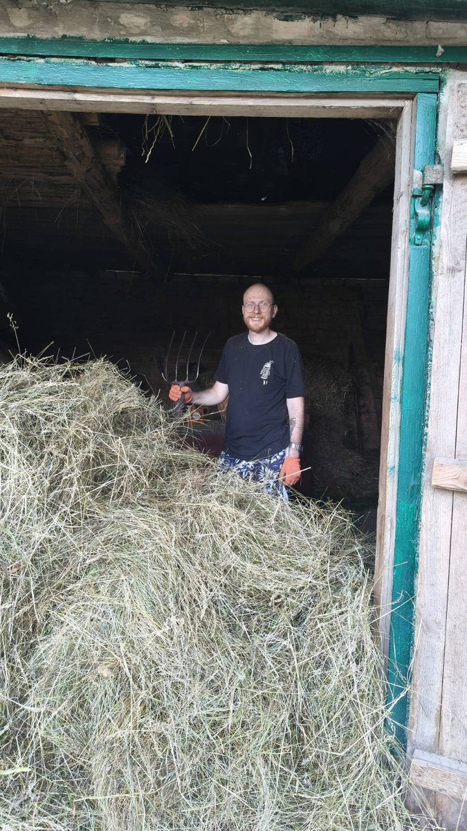 lone_machine's tweet photo. Наразі найкращий день за відпустку це той коли ми п'ять годин громадили сіно. Ось трохи української готики для вас https://t.co/JJXHmVKoKJ
