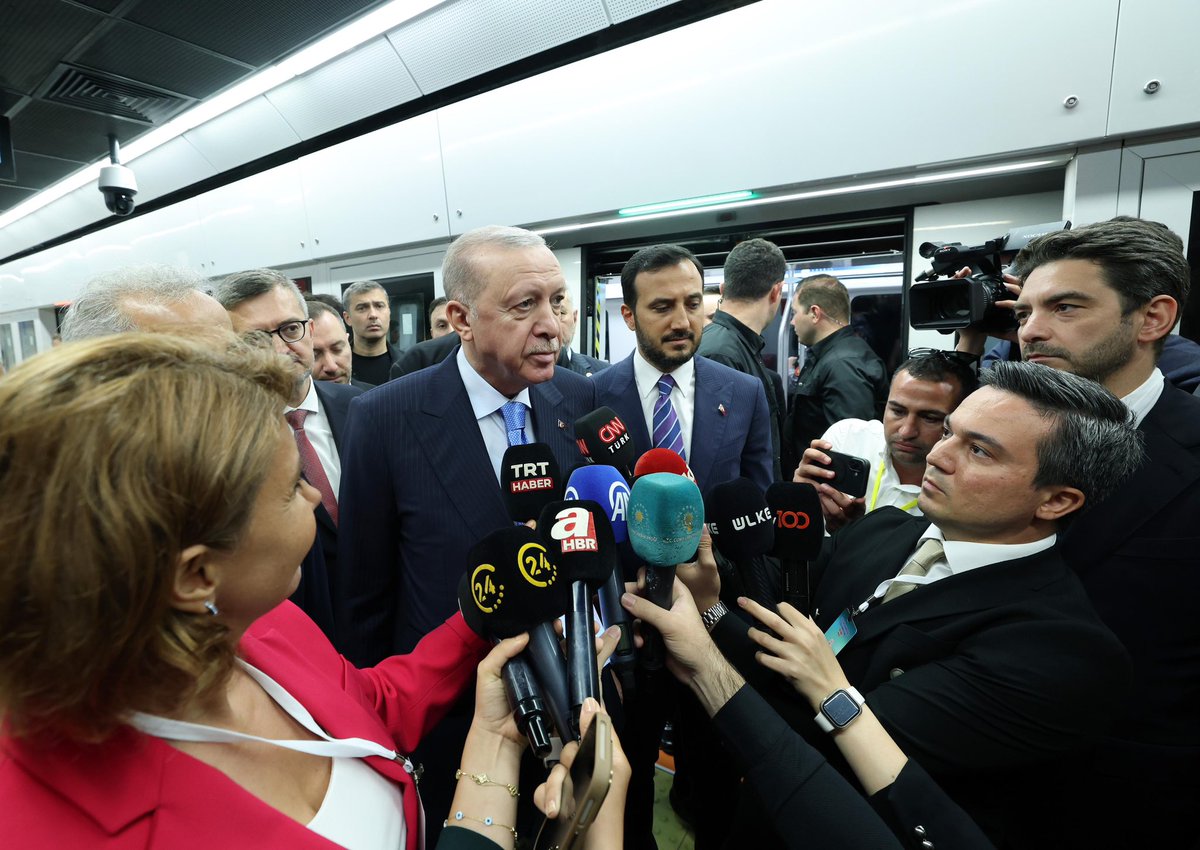 abdullahozdemir's tweet photo. İstanbul bugün önemli bir yatırımla nefes aldı. Ulaştırma ve Altyapı Bakanlığımızın titizlikle hayata geçirdiği Halkalı-İstanbul Havalimanı Metro Hattı; Genel Başkanımız ve Cumhurbaşkanımız Sayın @RTErdogan tarafından hizmete açıldı. Medeniyetler şehri İstanbul, ciddiyet ve sorumlu hizmet anlayışıyla, çağının ihtiyaçlarına cevap veren yatırımlara kavuşmaya devam edecek. Hayırlı olsun İstanbul!