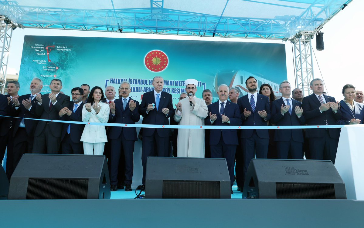 abdullahozdemir's tweet photo. İstanbul bugün önemli bir yatırımla nefes aldı. Ulaştırma ve Altyapı Bakanlığımızın titizlikle hayata geçirdiği Halkalı-İstanbul Havalimanı Metro Hattı; Genel Başkanımız ve Cumhurbaşkanımız Sayın @RTErdogan tarafından hizmete açıldı. Medeniyetler şehri İstanbul, ciddiyet ve sorumlu hizmet anlayışıyla, çağının ihtiyaçlarına cevap veren yatırımlara kavuşmaya devam edecek. Hayırlı olsun İstanbul!