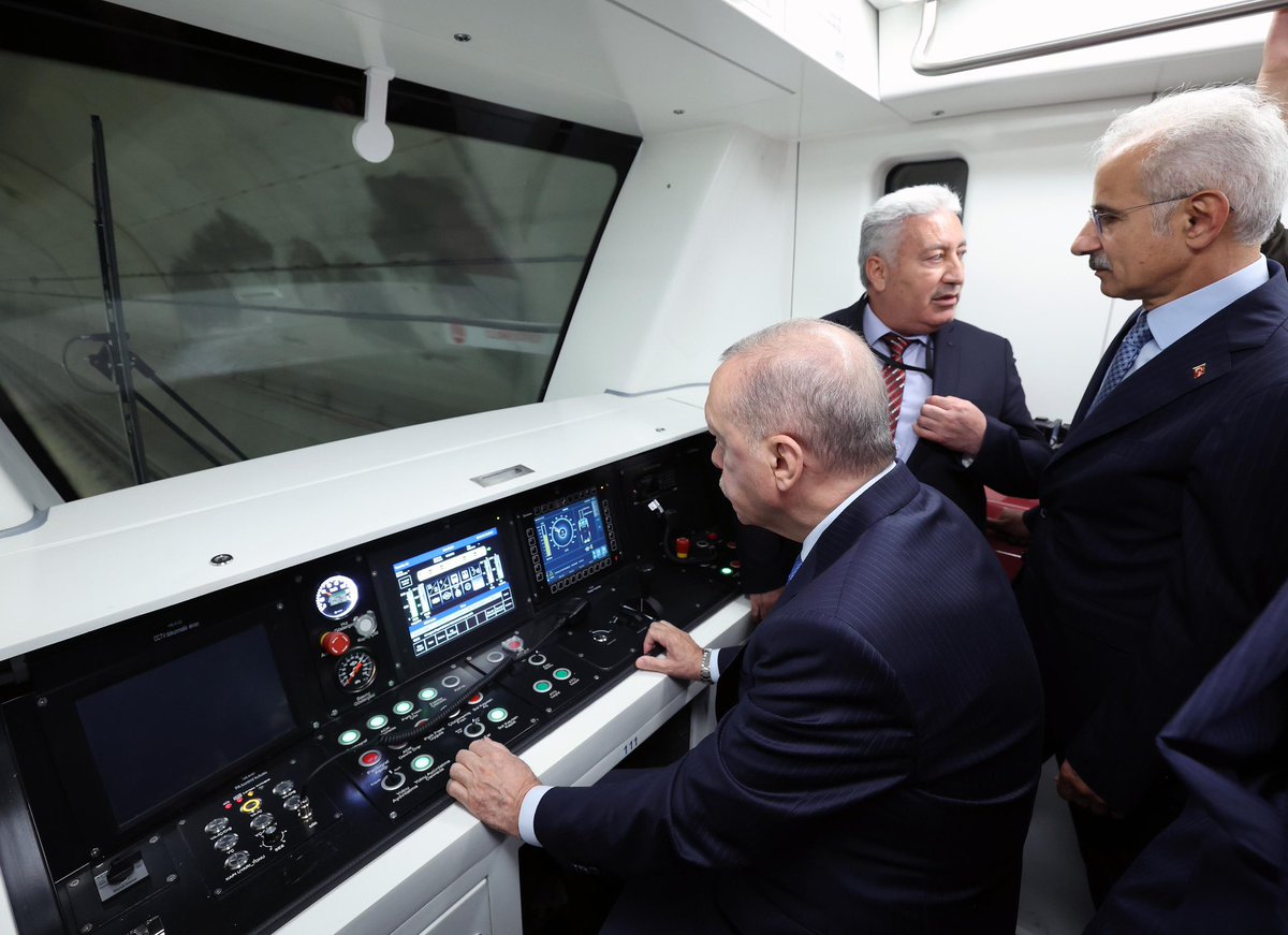 abdullahozdemir's tweet photo. İstanbul bugün önemli bir yatırımla nefes aldı. Ulaştırma ve Altyapı Bakanlığımızın titizlikle hayata geçirdiği Halkalı-İstanbul Havalimanı Metro Hattı; Genel Başkanımız ve Cumhurbaşkanımız Sayın @RTErdogan tarafından hizmete açıldı. Medeniyetler şehri İstanbul, ciddiyet ve sorumlu hizmet anlayışıyla, çağının ihtiyaçlarına cevap veren yatırımlara kavuşmaya devam edecek. Hayırlı olsun İstanbul!