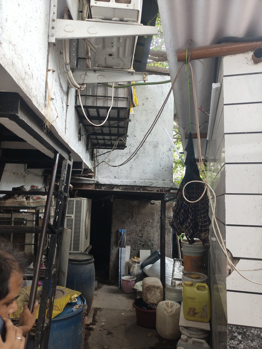 AYAZYKHAN2's tweet photo. #BMC P/South Ward Of Goregaon West, Mumbai. Frequently Making Mockery Of #Law People's Applicant Seems To React Like Kathmandu (Nepal) To Teach Concern Officers Disobeying Their Duties. @timesofindia @htTweets @mybmc @mybmcWardPS @mygovMaha @CMOMaharashtra @India_NHRC @aajtak https://t.co/PmcyYtzCPv