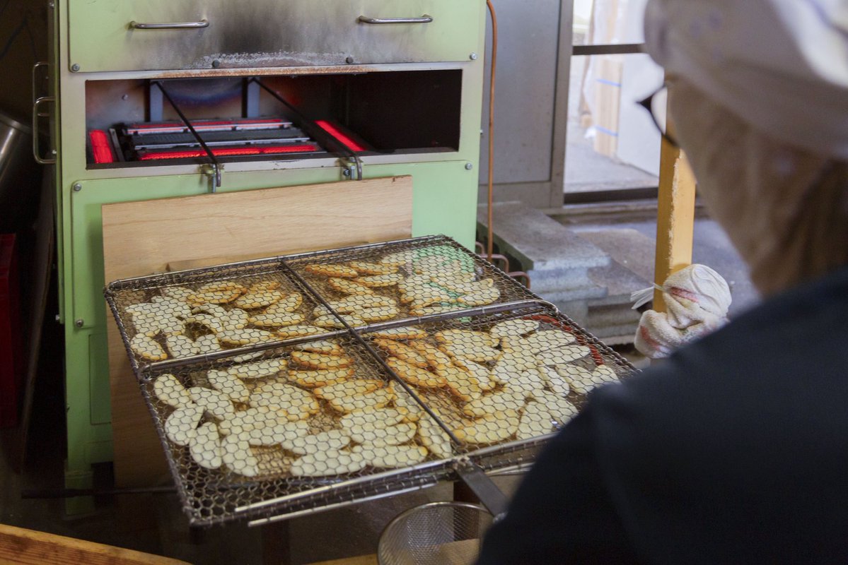 senbei_gyoza's tweet photo. まだ起きている、お煎餅好きさんへ。

私が世界一、美味しいと思っている、
うちのお煎餅です。

たぶん世界中探したら、
もっと有名なお煎餅はたくさんあります。

それでも、母と焼き上げる
このお煎餅が、私にとっては一番です。 https://t.co/ho5xhOapms