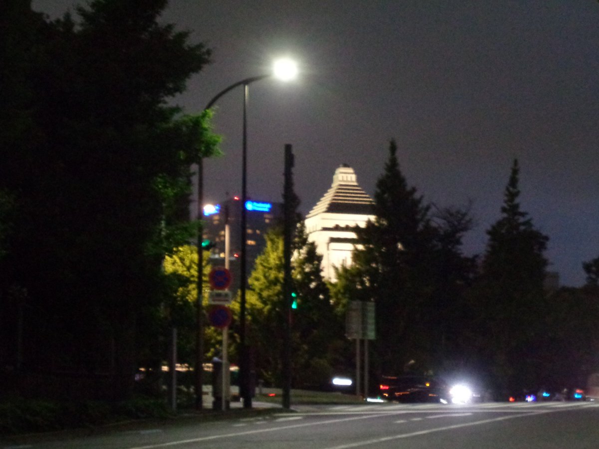 KuribayashiS's tweet photo. 2万6千人集まったそうです。国会前
沖縄から県議のかた、立場上のためらいを越えて発言してくださった方々。
「死にたくありません。やりたいことがたくさんあるんです」高校生の方の叫びに胸がつぶれそうに。
自民が押し切ってつくった変な法律、廃案にしよう！！ https://t.co/4WSu45aNRf