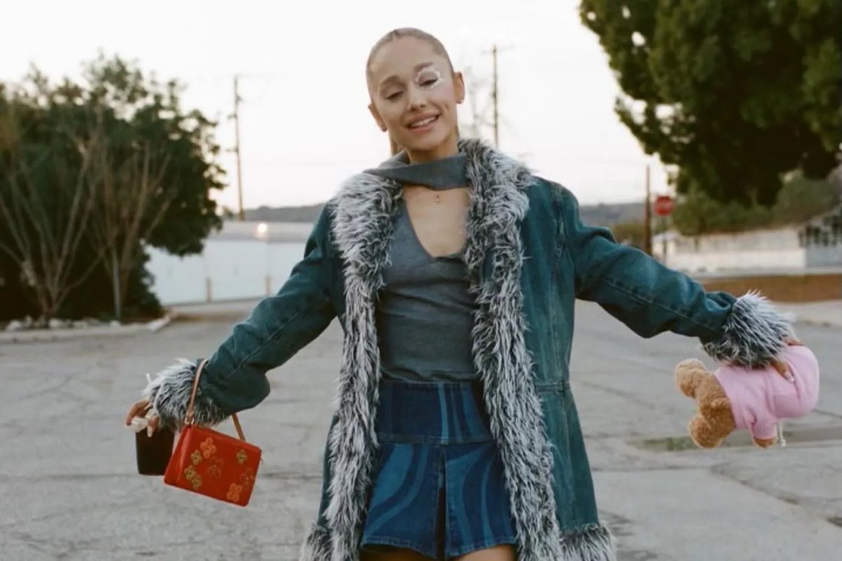 HitsAndCharts's tweet photo. 'we can't be friends (wait for your love)' has now surpassed 2 billion streams on Spotify.

It becomes Ariana Grande's fastest song to achieve this milestone. https://t.co/DMvxQ7uieS