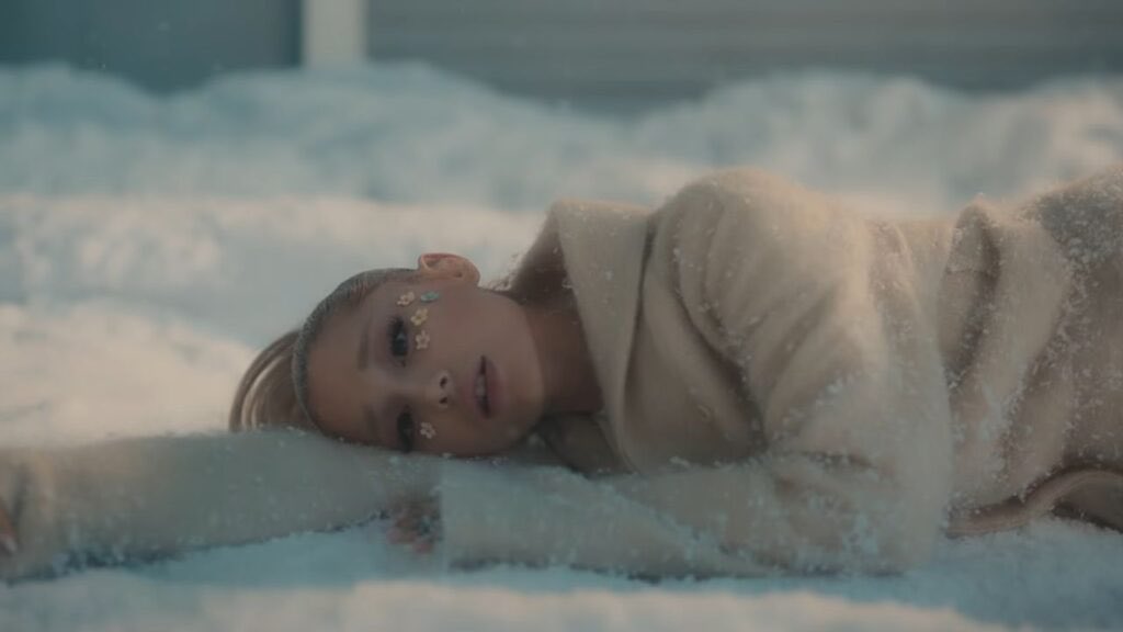 HitsAndCharts's tweet photo. 'we can't be friends (wait for your love)' has now surpassed 2 billion streams on Spotify.

It becomes Ariana Grande's fastest song to achieve this milestone. https://t.co/DMvxQ7uieS