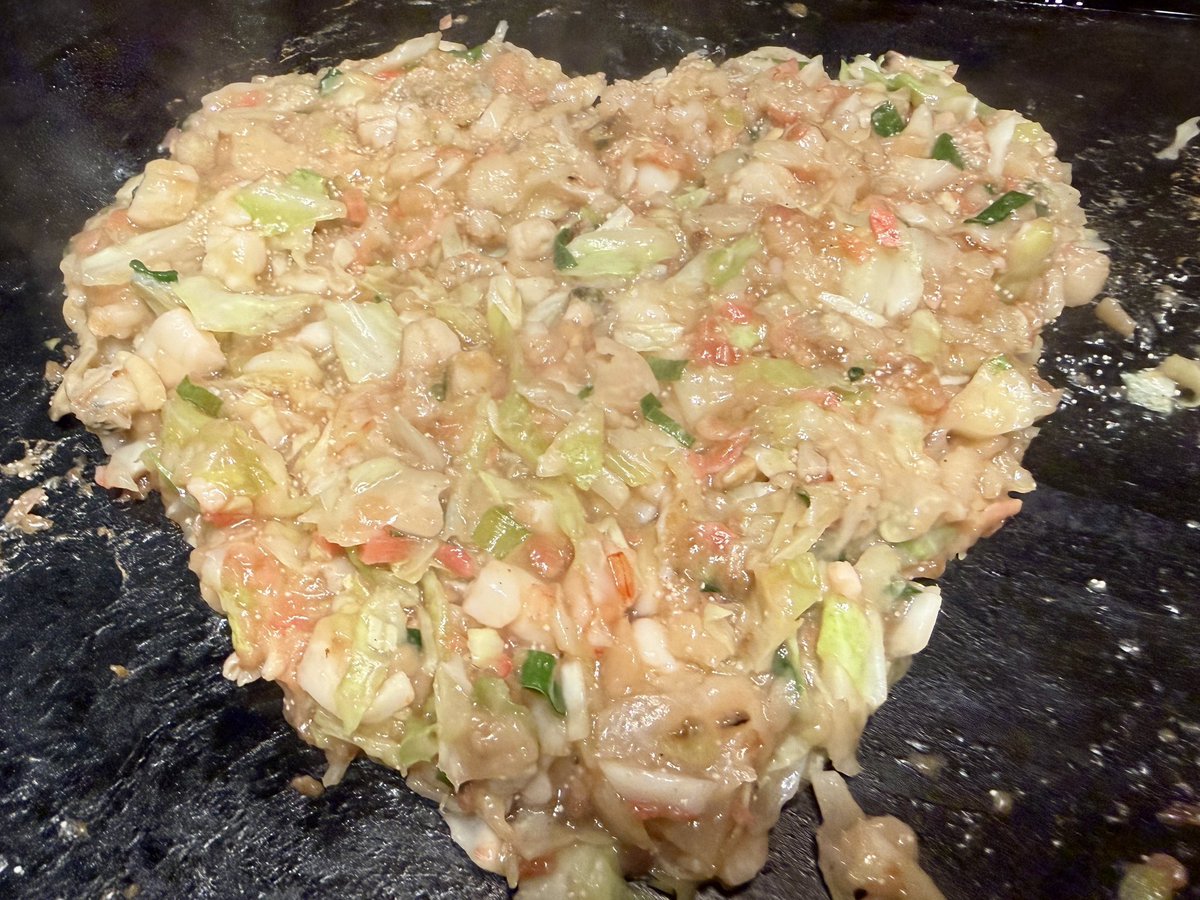shikaosuga's tweet photo. そういえば過日、台湾からCosmos People（宇宙人）が日本に来てたんで、一緒にもんじゃ食った。おれが全部焼いてあげたよ。。 https://t.co/VqUp9U04m1