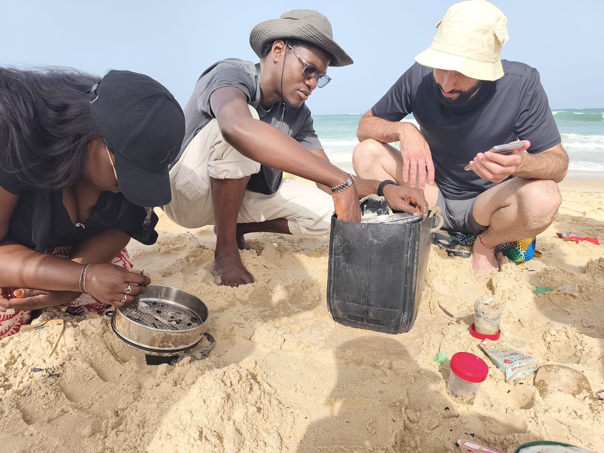 IMPLAMAC's tweet photo. 🌊🔬 Échantillonnage des microplastiques sur la plage de Hydrobase à Saint-Louis (Sénégal) dans le cadre du projet IMPLAMAC Capitalización. Une nouvelle étape pour mieux comprendre la pollution marine et renforcer la coopération scientifique. 🌍
#Interreg #InterregMAC https://t.co/AImS6BXMUV